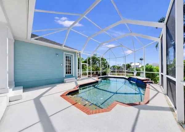 $999,999 | 435 Islebay Drive, Apollo Beach, FL 33572