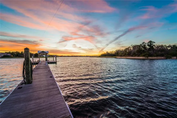 $999,999 | 435 Islebay Drive, Apollo Beach, FL 33572