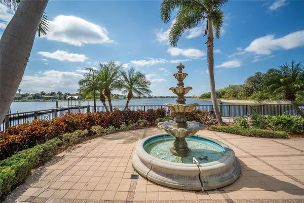 $999,999 | 435 Islebay Drive, Apollo Beach, FL 33572