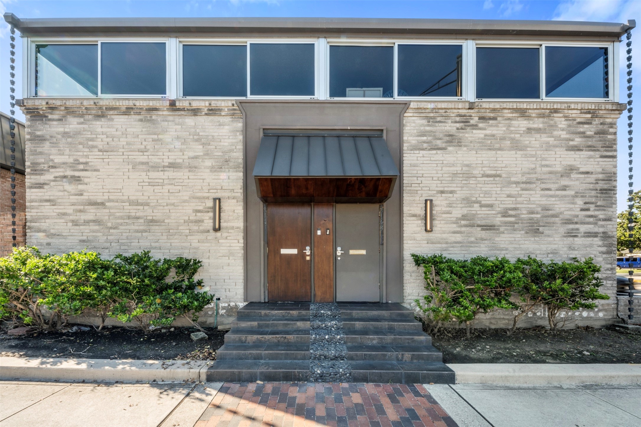 3141 Bissonnet Street Houston, TX 77005 - Photo 2 of 45 a front view of a house with a garden