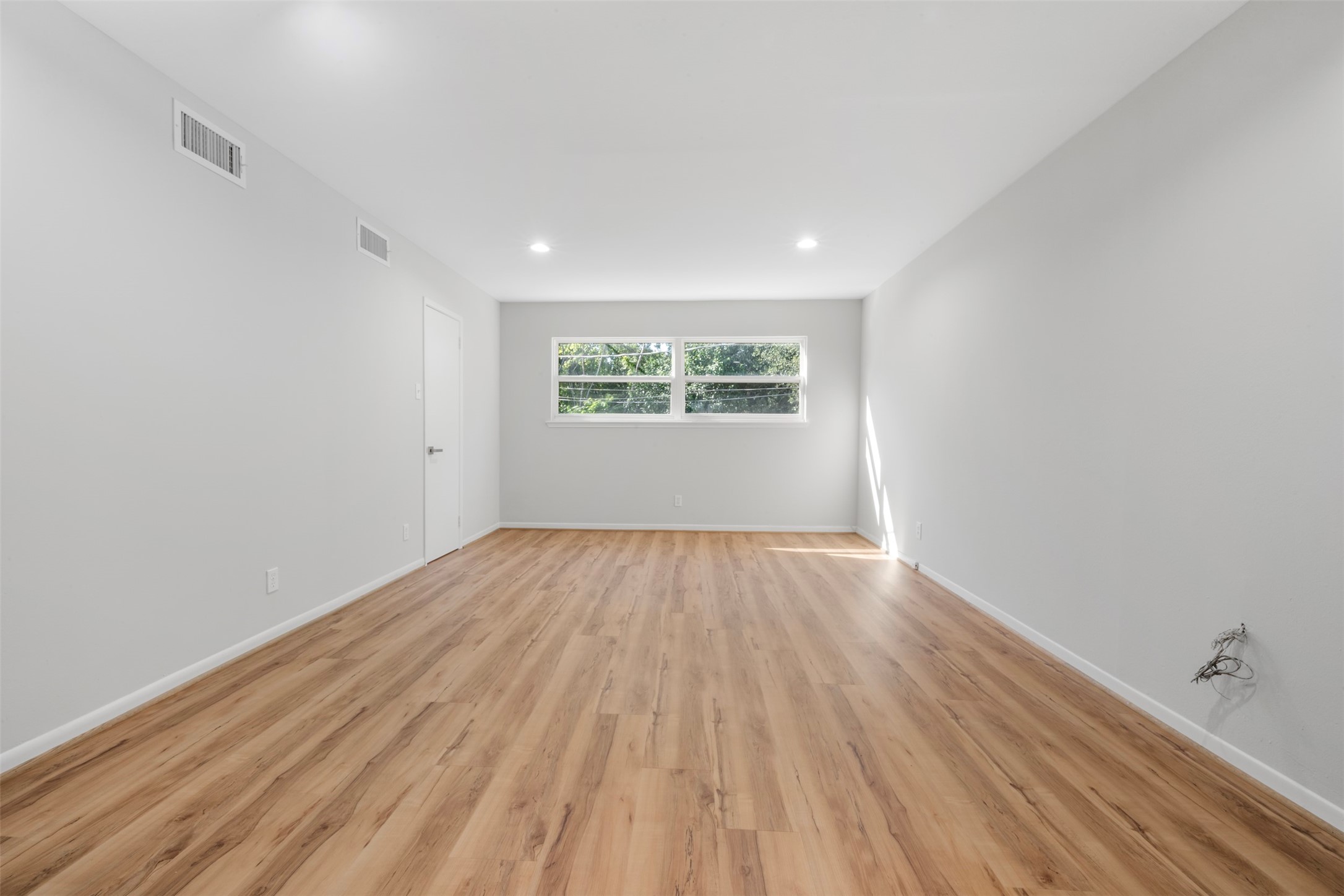 3141 Bissonnet Street Houston, TX 77005 - Photo 35 of 45 an empty room with wooden floor and windows
