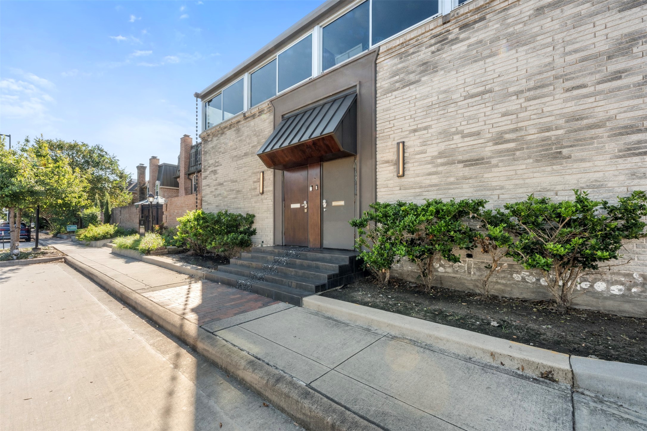 3141 Bissonnet Street Houston, TX 77005 - Photo 36 of 45 a view of a pathway along the building