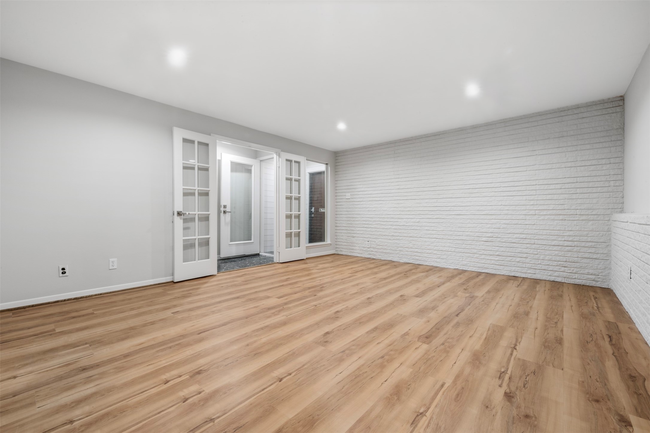 3141 Bissonnet Street Houston, TX 77005 - Photo 5 of 45 a view of an empty room with wooden floor and closet