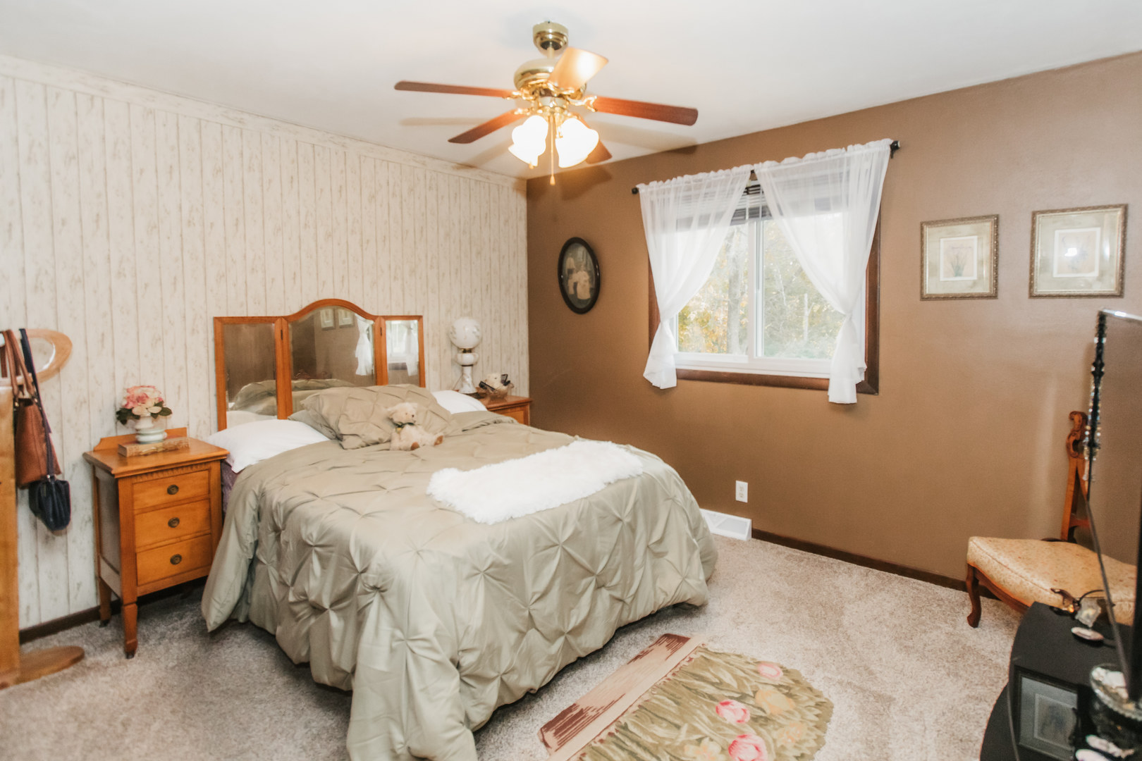 518 Brandywine Circle Varna, IL 61375 - Photo 21 of 44 a bedroom with a bed and a chandelier