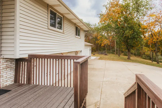 a view of backyard of the house