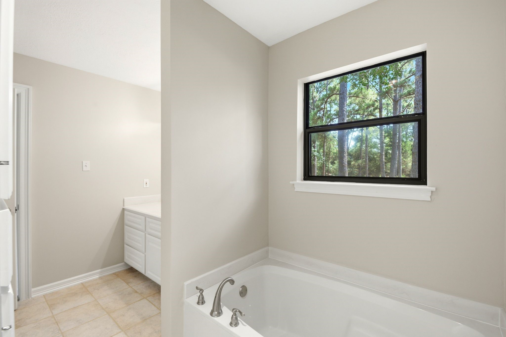 22509 Pebble Beach Way Point Blank, TX 77364 - Photo 19 of 30 Primary en-suite bath with soaking tub and vanity