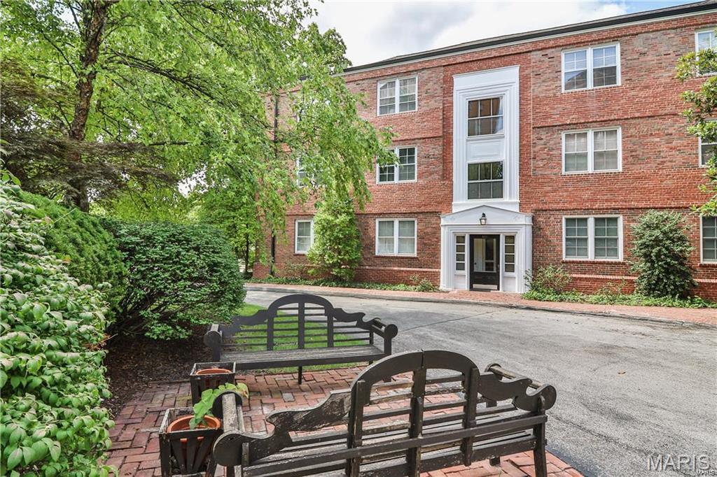 925 South Hanley Road, Unit E St. Louis, MO 63105 - Photo 2 of 8