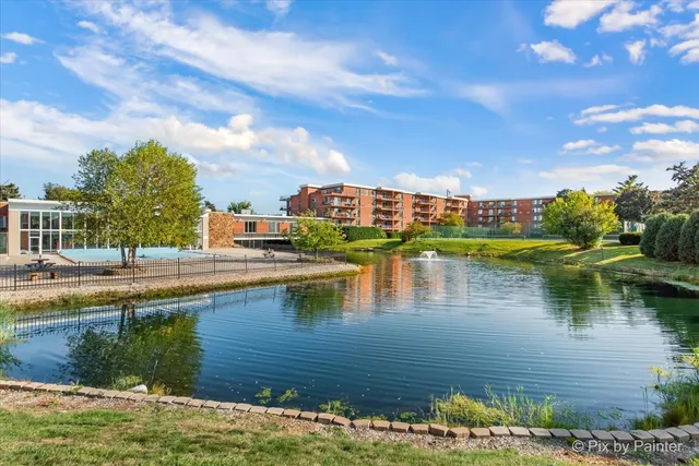 $189,000 | 16 East Old Willow Road, Unit 417S, Prospect Heights, IL 60070