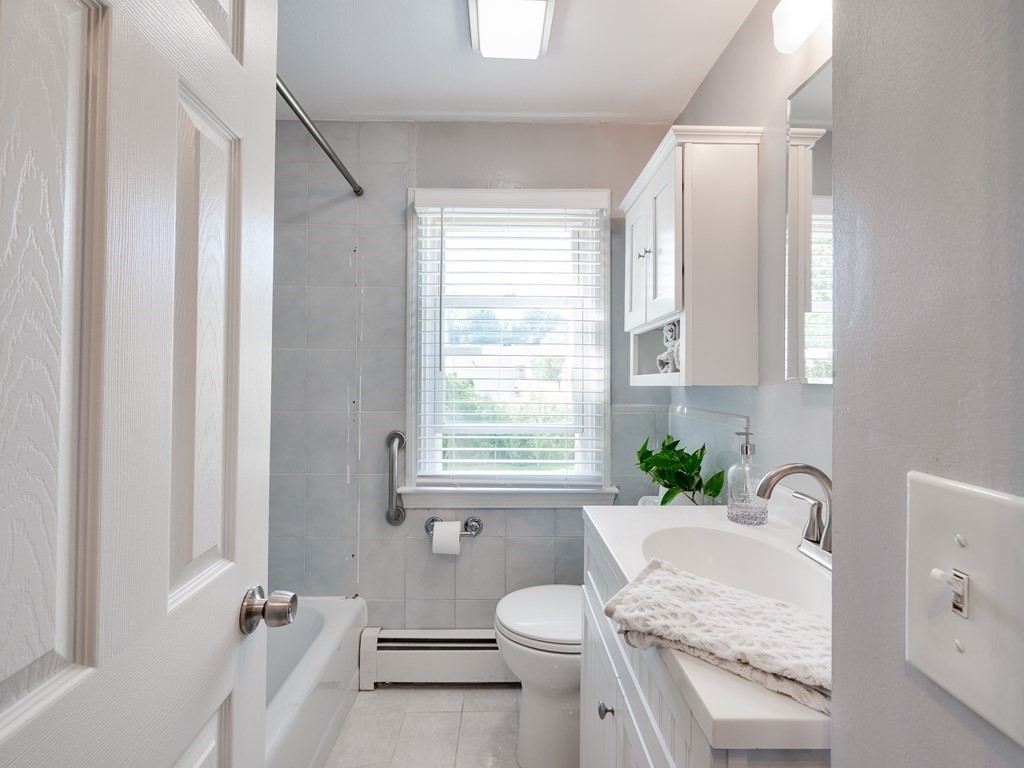 161 Robinson Road West Springfield, MA 01089 - Photo 8 of 33 Gallery Image 8