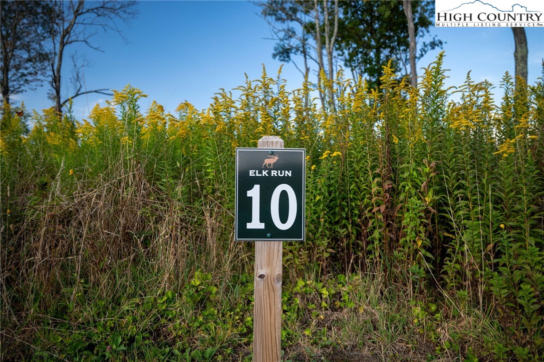 146 Banner Road Southwest Banner Elk, NC 28604 - Photo 2 of 22 a street sign that is sitting in front of a building