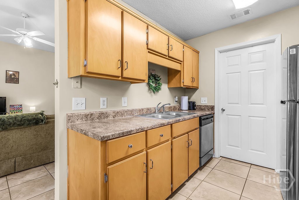 25 Escapade Lane Savannah, GA 31405 - Photo 10 of 31 Kitchen