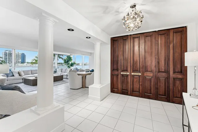 a view of an entryway with a livingroom