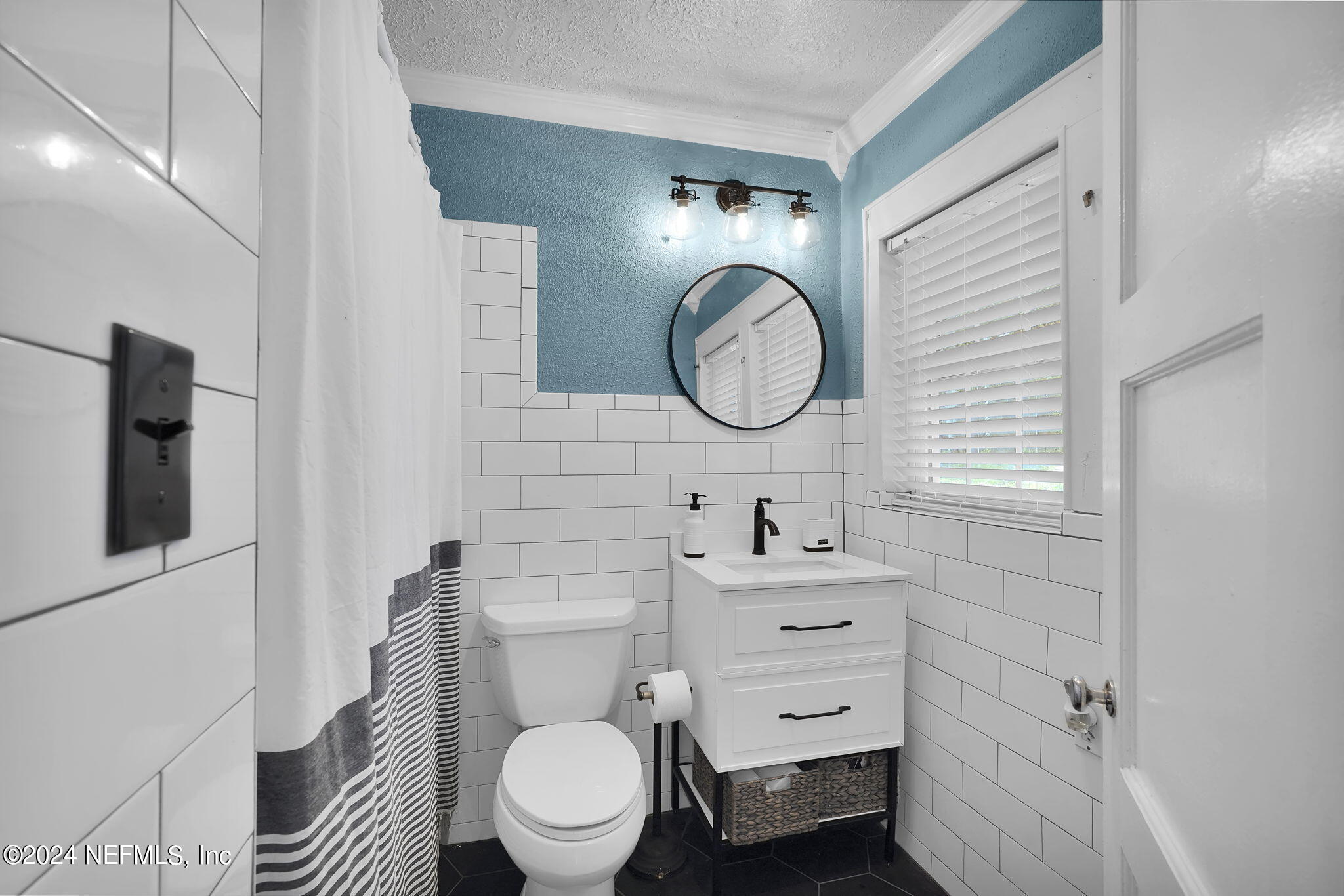 25 Forest Street Keystone Heights, FL 32656 - Photo 4 of 22 a bathroom with a toilet a sink a mirror and a shower