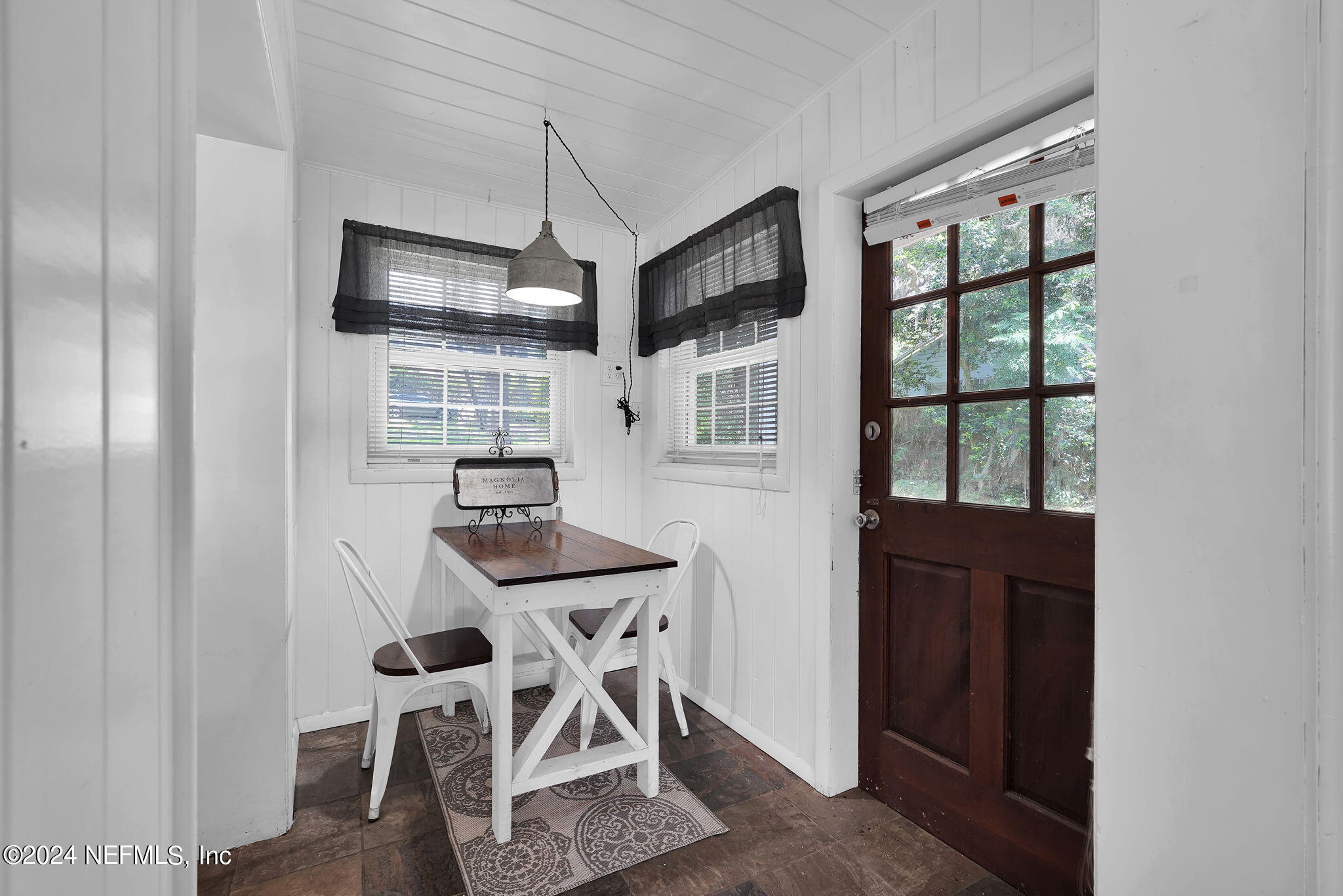 25 Forest Street Keystone Heights, FL 32656 - Photo 9 of 22 a kitchen that has a table and chairs in it