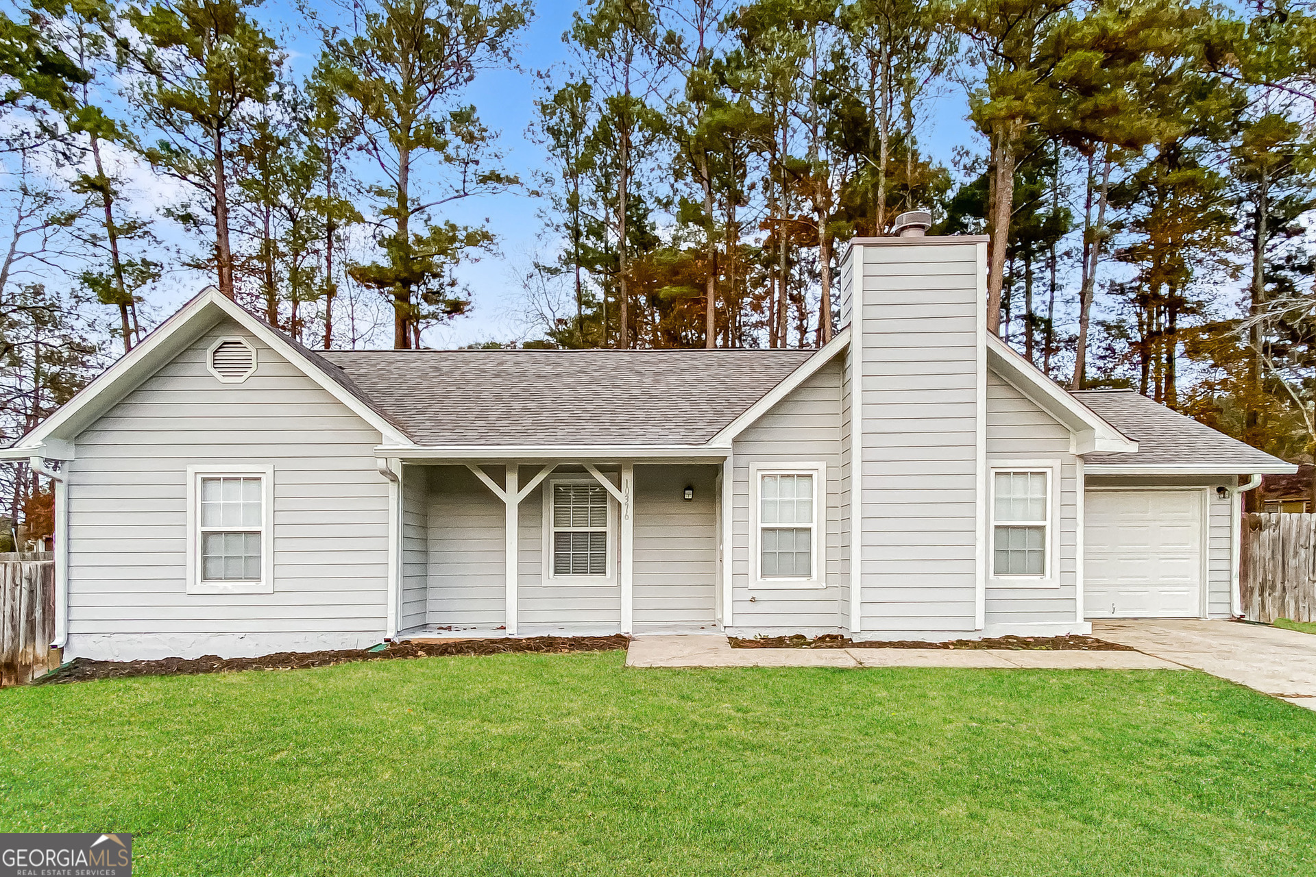 a view of a house with a yard