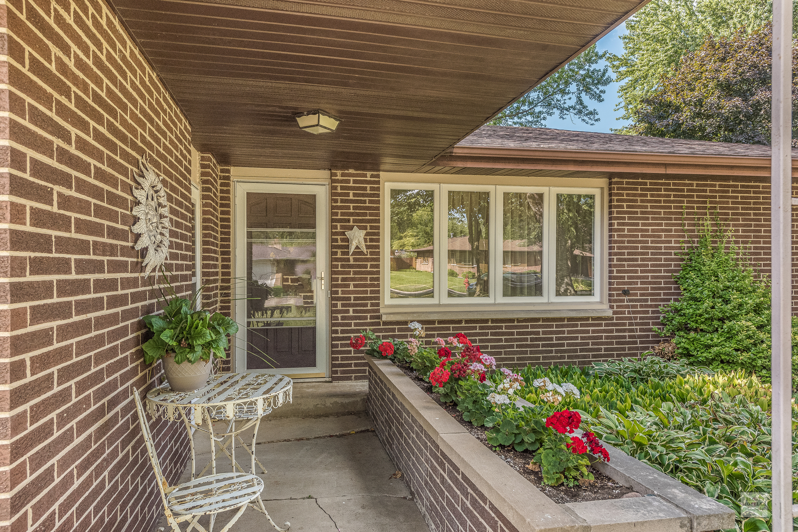115 Neil Road Sugar Grove, IL 60554 - Photo 3 of 21 a front view of a house with a porch