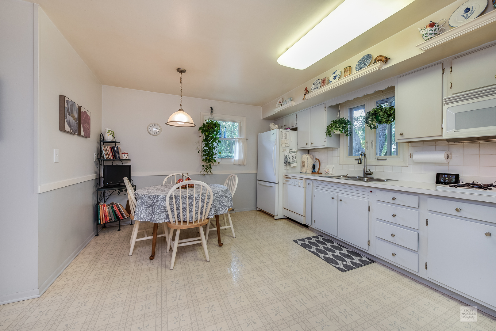 115 Neil Road Sugar Grove, IL 60554 - Photo 6 of 21 a dining room with furniture and window