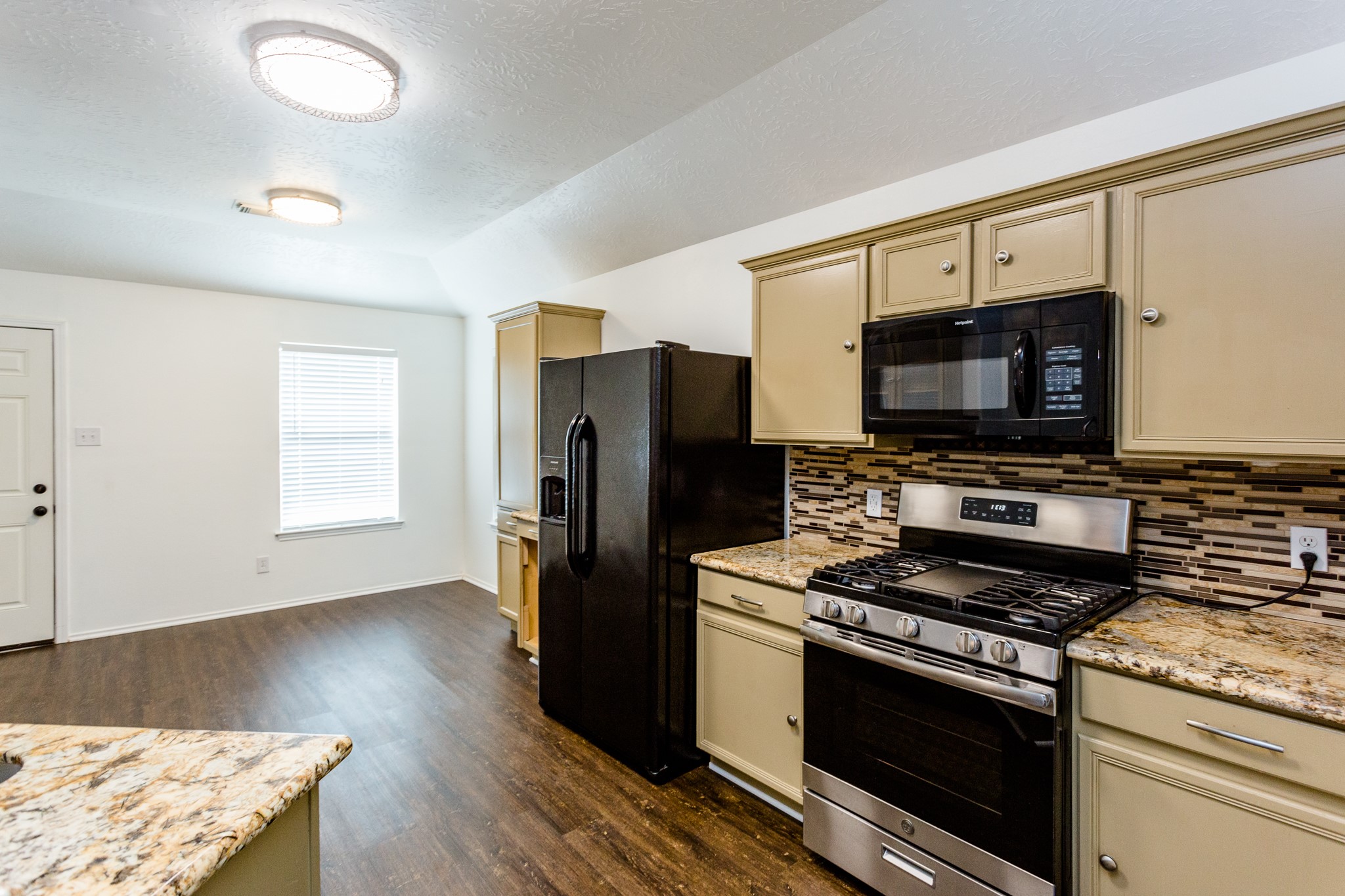 2834 Trinity Glen Lane Houston, TX 77047 - Photo 9 of 30 Beautiful kitchen with gas range and eat in breakfast area.