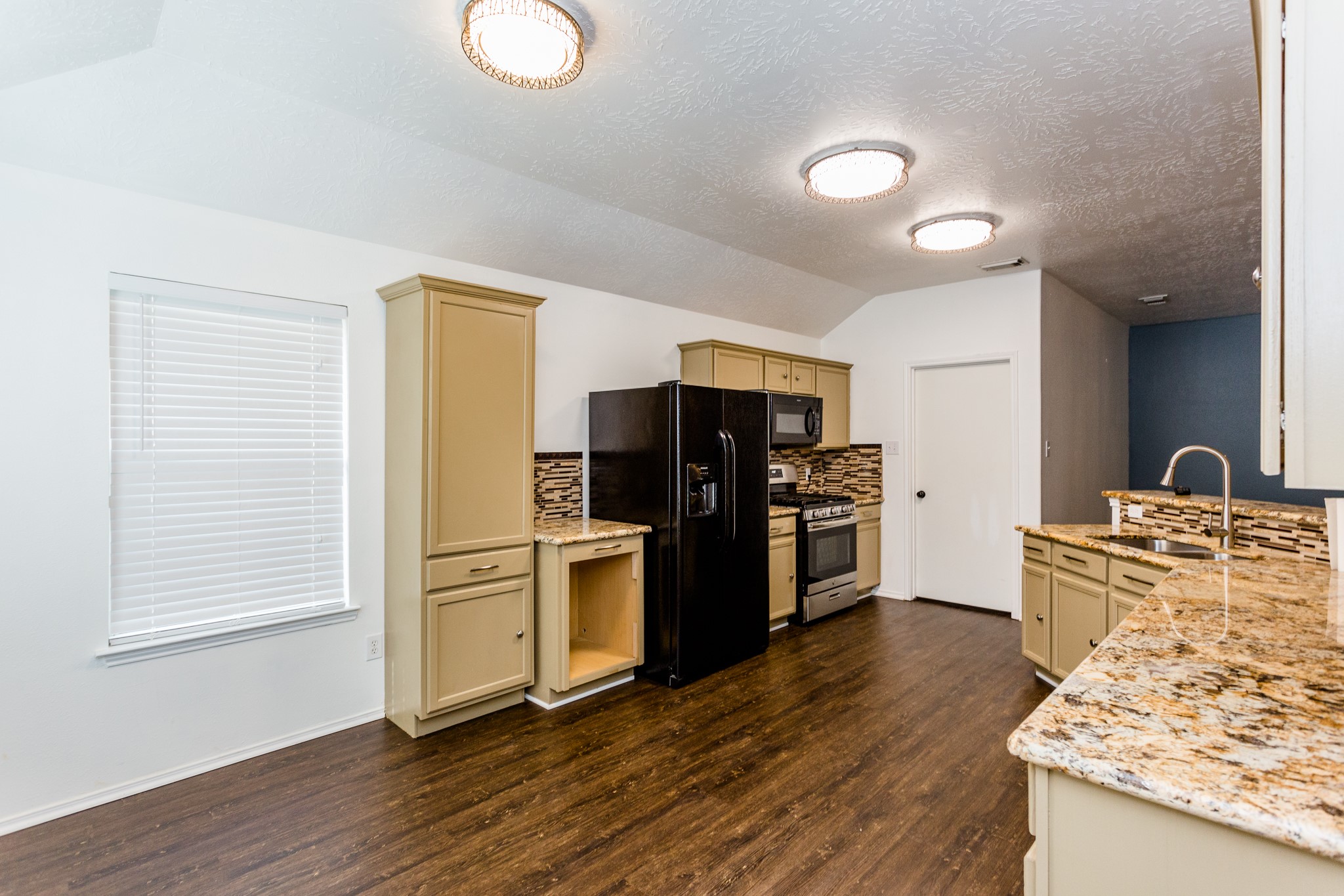 2834 Trinity Glen Lane Houston, TX 77047 - Photo 10 of 30 Custom cabinets with granite counters!