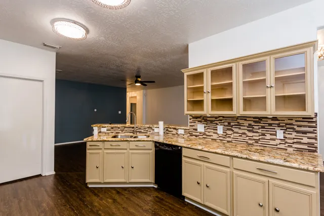 $1,995 | 2834 Trinity Glen Lane, Houston, TX 77047