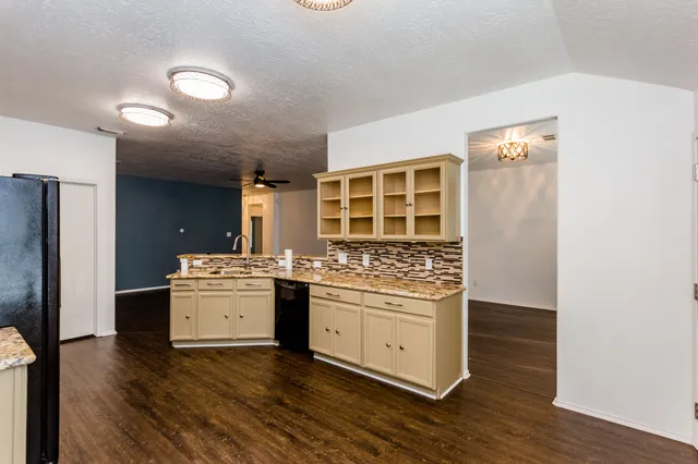 $1,995 | 2834 Trinity Glen Lane, Houston, TX 77047