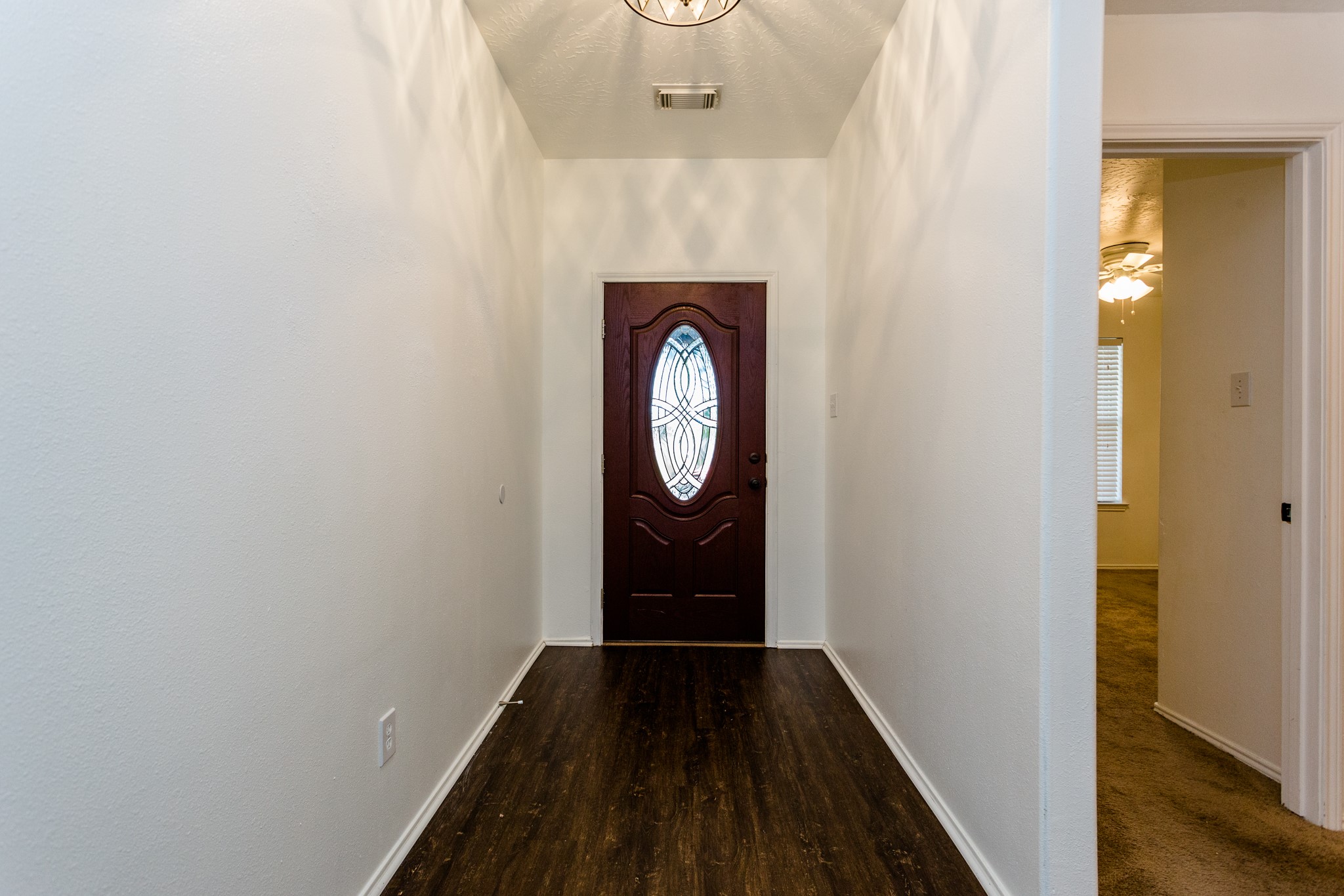 2834 Trinity Glen Lane Houston, TX 77047 - Photo 4 of 30 Off the front entrance are two secondary bedrooms and a full bath.