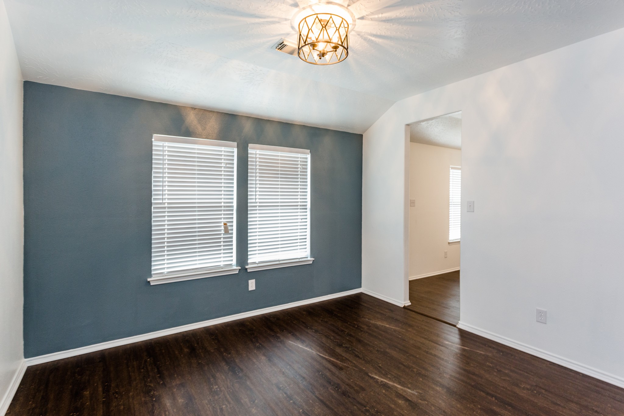 2834 Trinity Glen Lane Houston, TX 77047 - Photo 7 of 30 Dining room with view of the back yard.