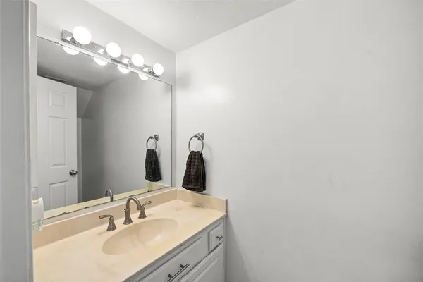 $2,250 | 810 Augusta Drive, Unit 810, Houston, TX 77057