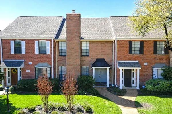 a view of entryway and hall