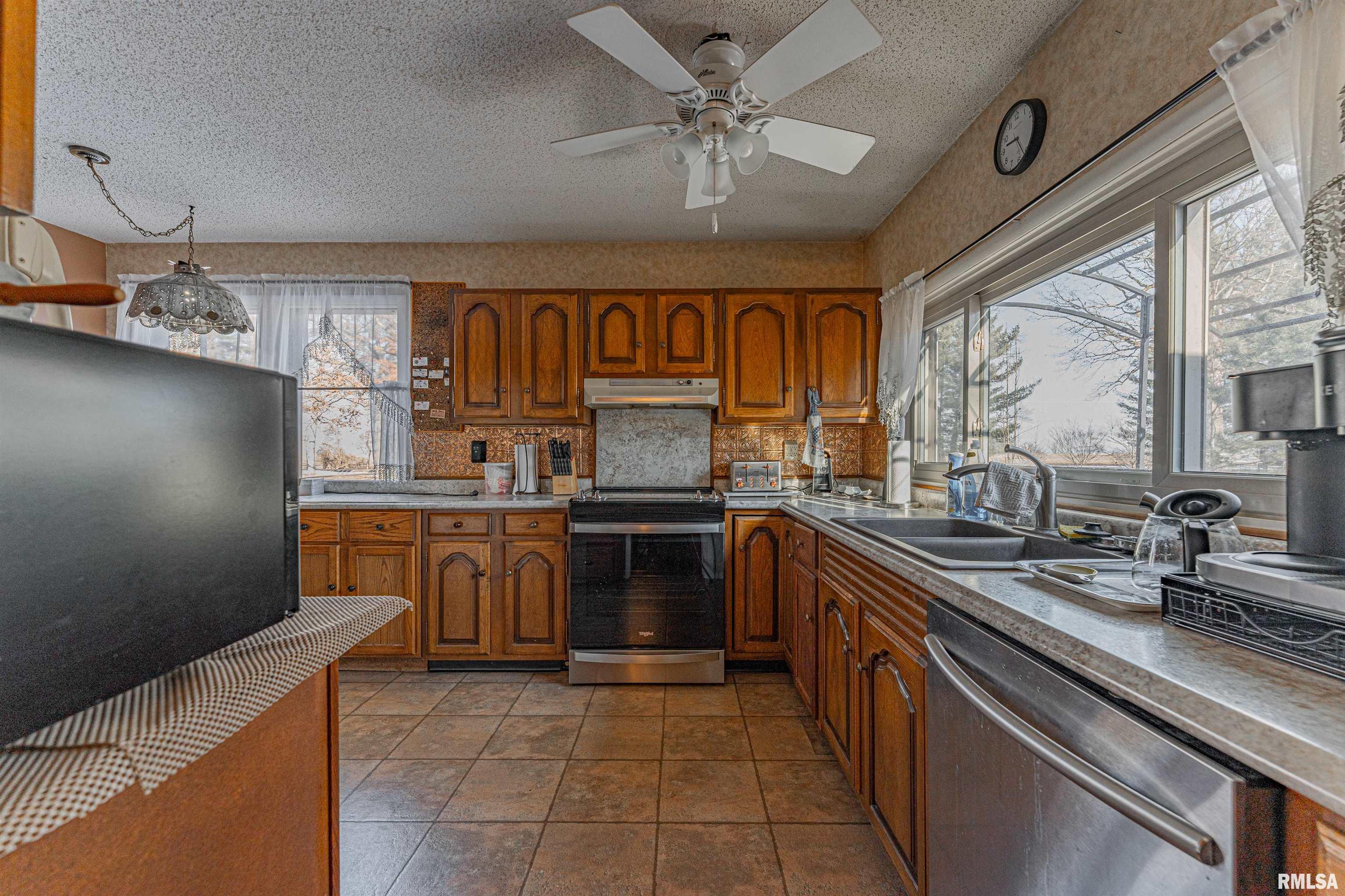 194 Timber Lane Mount Pulaski, IL 62548 - Photo 17 of 50