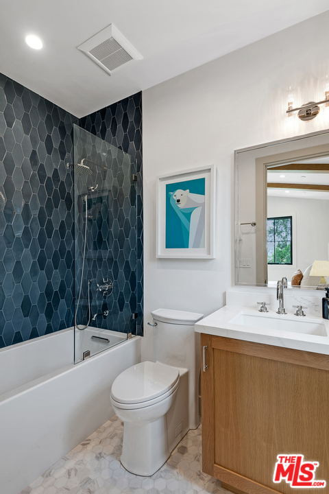 6310 Mirror Drive Los Angeles, CA 90068 - Photo 34 of 49 a bathroom with a sink a toilet and bathtub