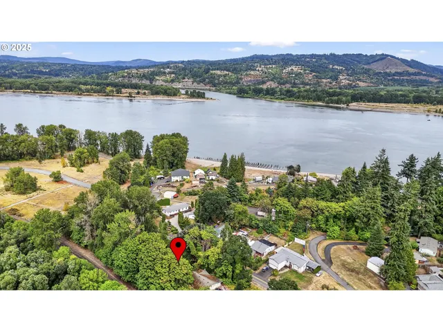 a picture of city view with lake view