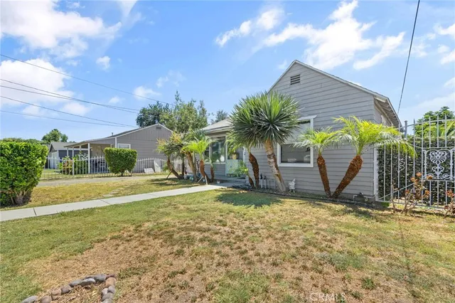 a view of a backyard