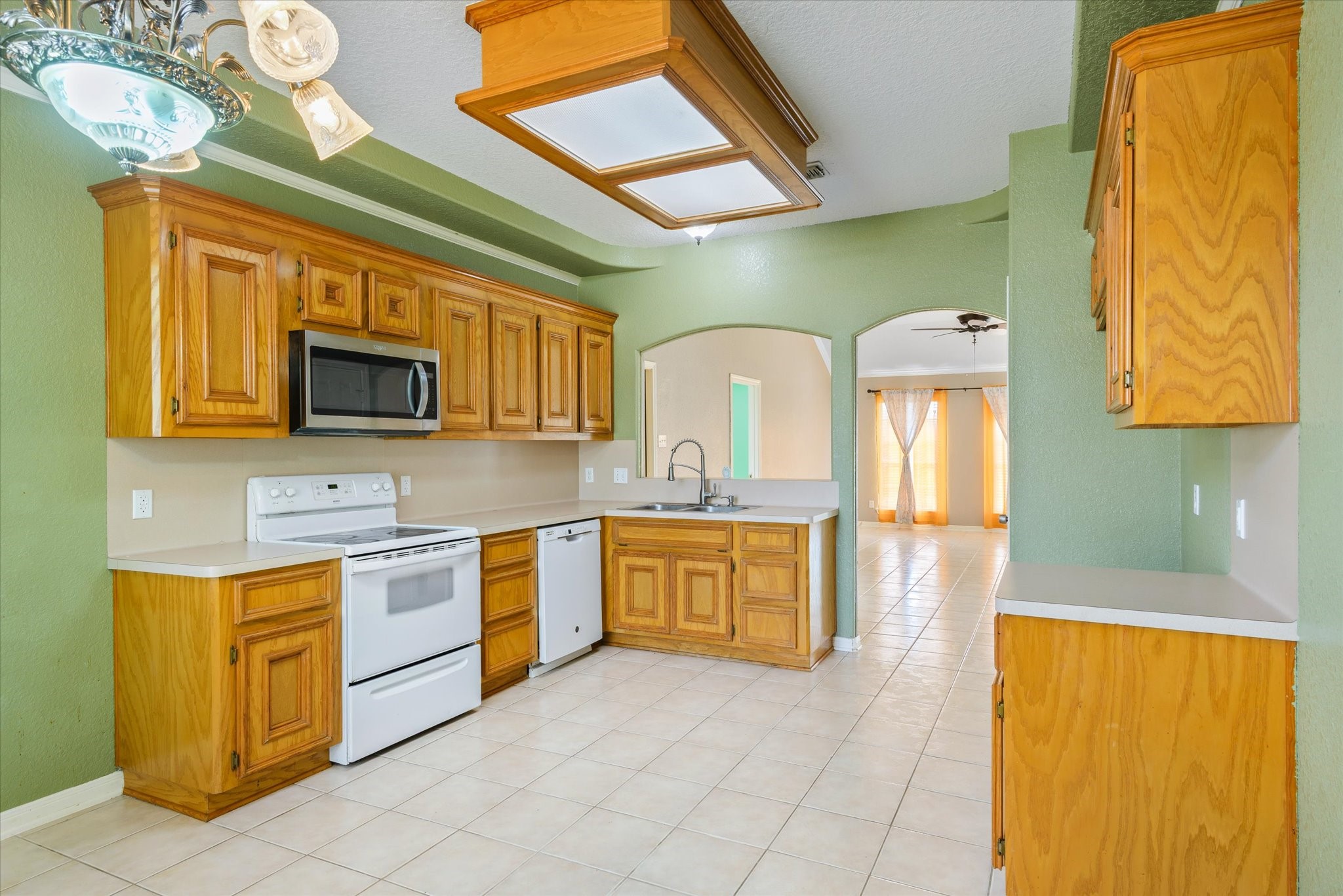 13331 Kaylee Lane Santa Fe, TX 77510 - Photo 3 of 28 Large kitchen and breakfast area.