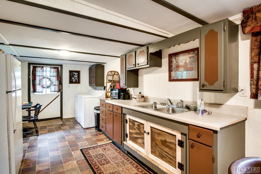 131 Watauga Road Franklin, NC 28734 - Photo 6 of 27 Gallery Image 6