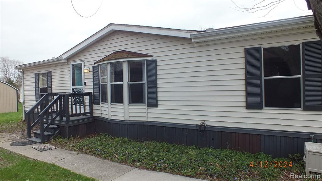 304 Lochness Temperance, MI 48182 - Photo 1 of 21