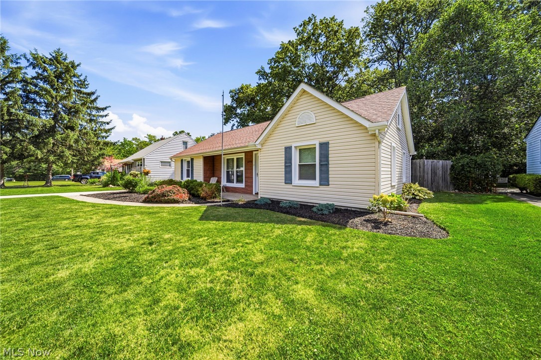 8225 Dartmoor Road Mentor, OH 44060 - Photo 3 of 32