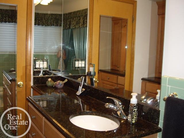 24291 Flower Eastpointe, MI 48021 - Photo 23 of 33 31328880-22.JPG