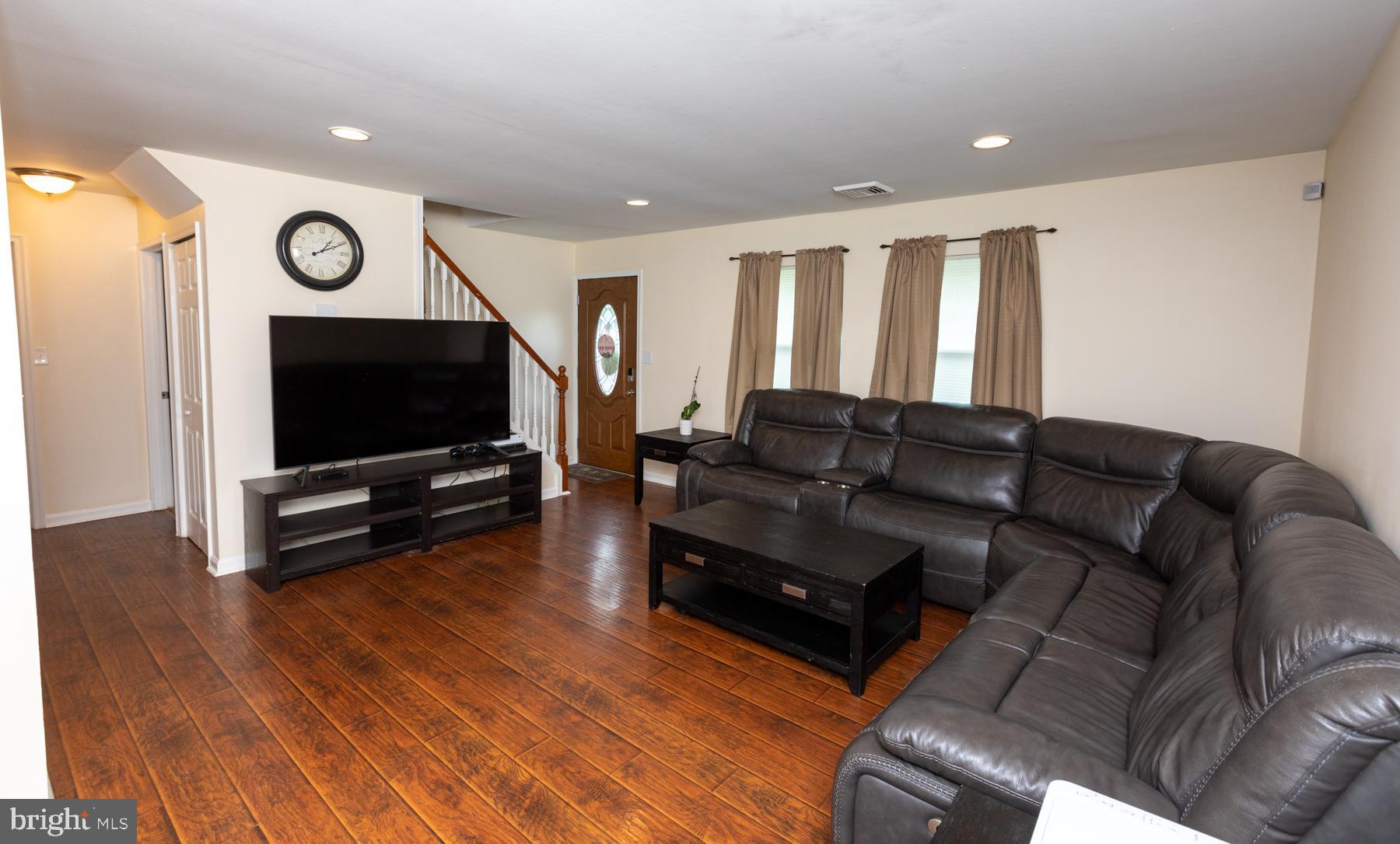 33 Pumpkin Hill Road Levittown, PA 19056 - Photo 3 of 40