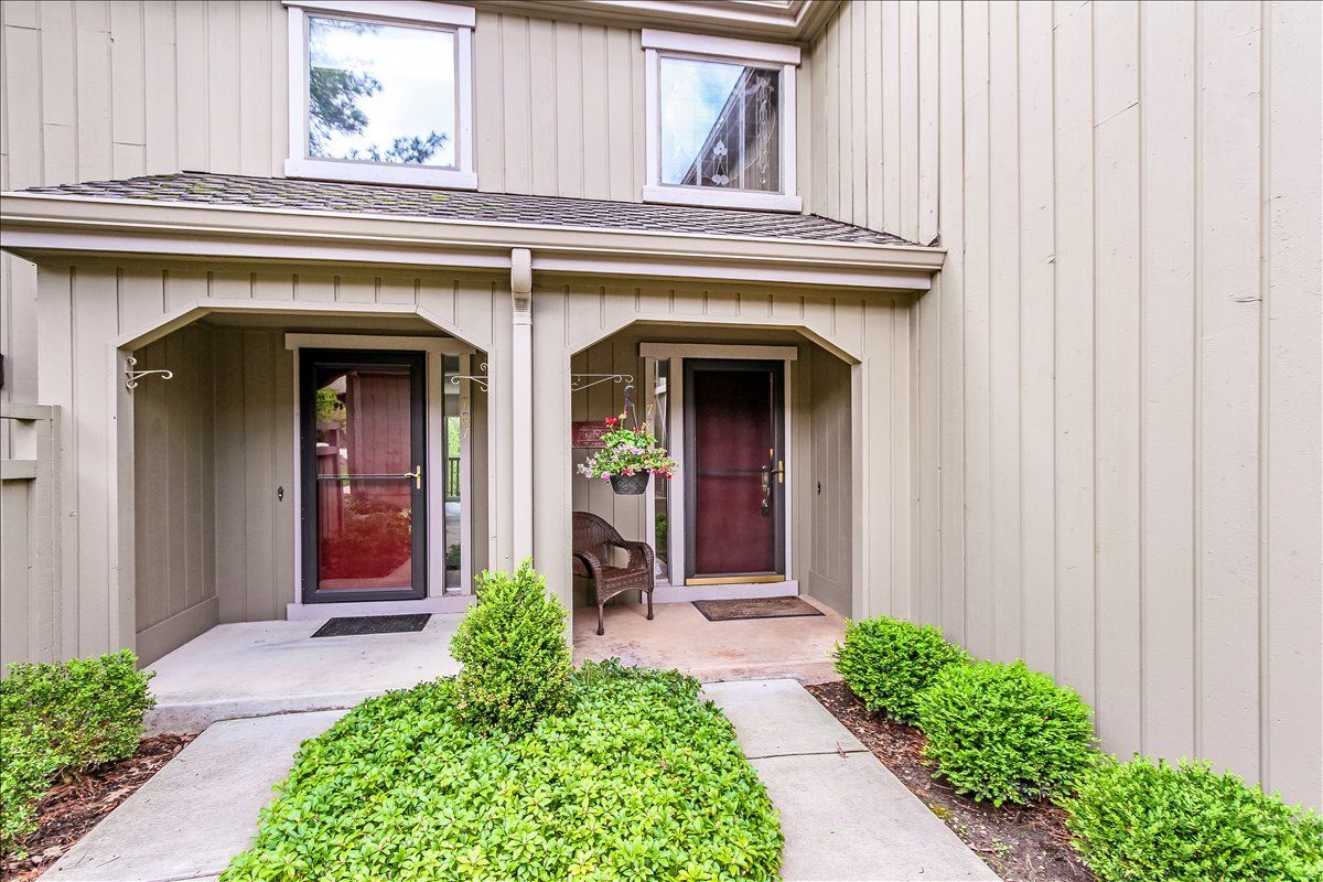789 Oak Hill Road Lake Barrington, IL 60010 - Photo 2 of 35