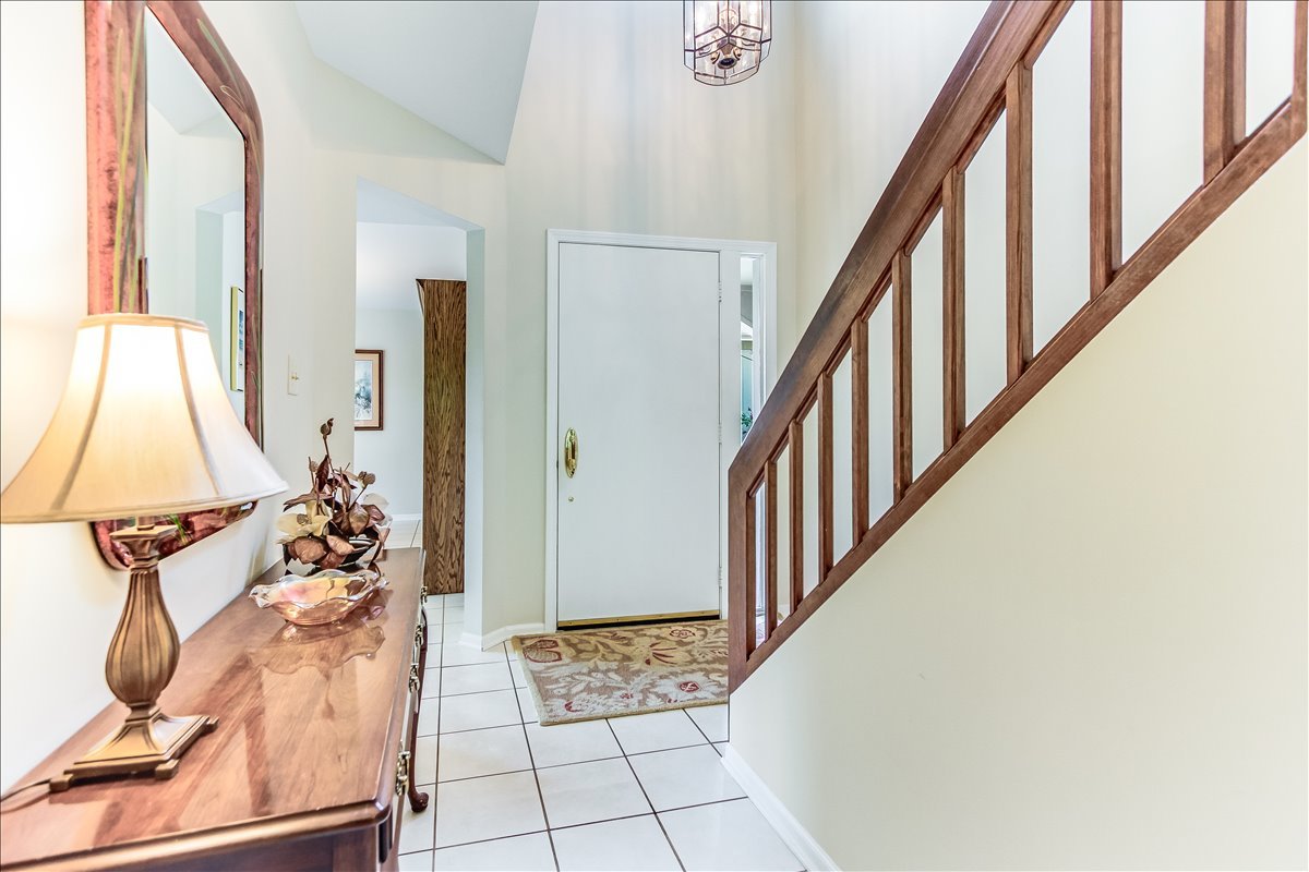 789 Oak Hill Road Lake Barrington, IL 60010 - Photo 3 of 35