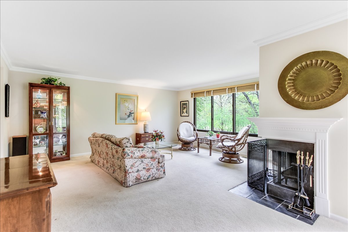 789 Oak Hill Road Lake Barrington, IL 60010 - Photo 5 of 35