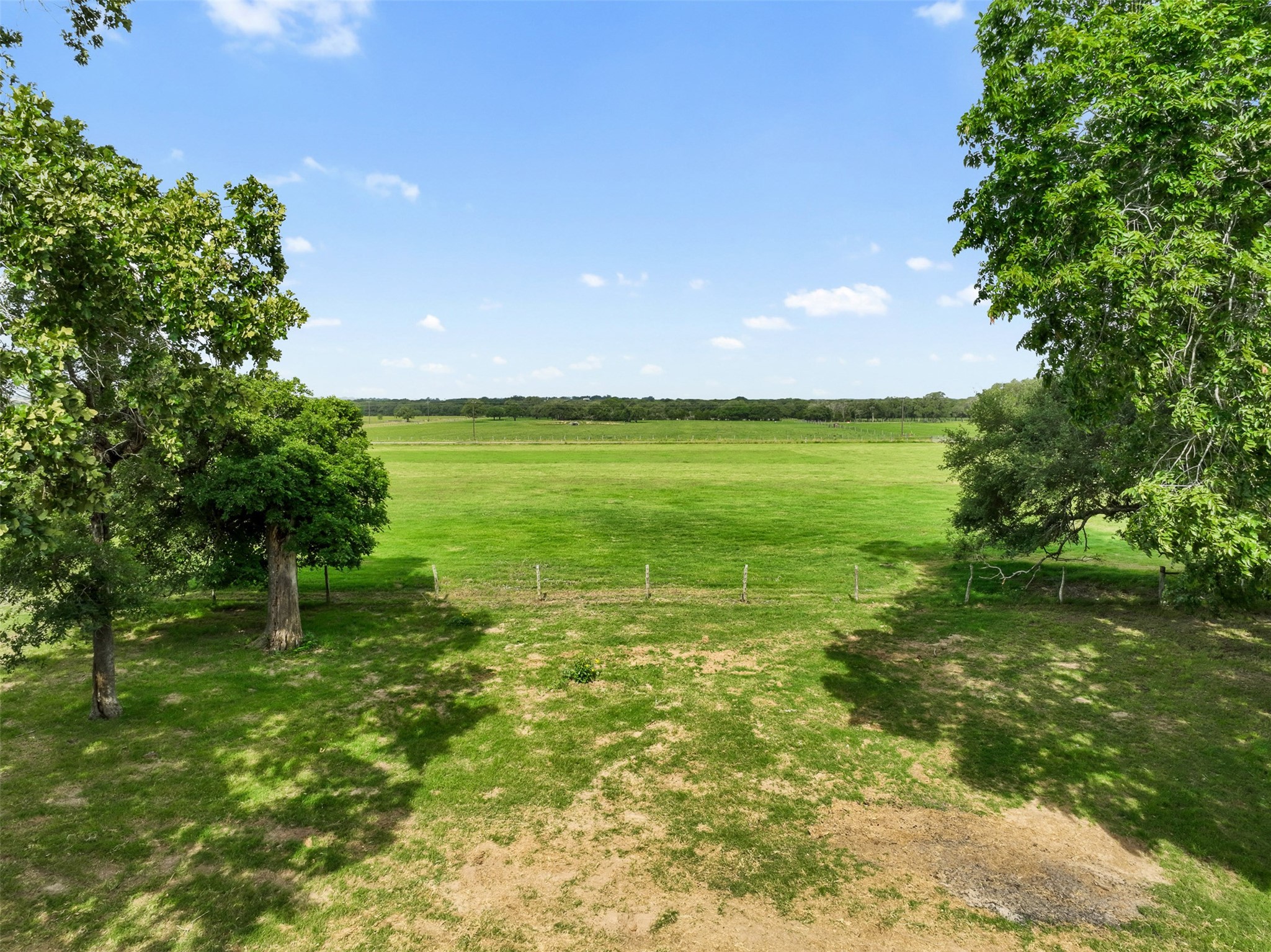 957 St Schulenburg Tx 78956 Schulenburg, TX 78956 - Photo 3 of 22 a view of an ocean from a yard
