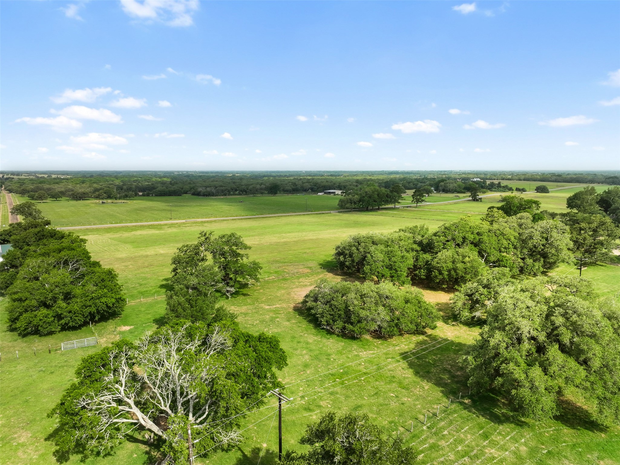 957 St Schulenburg Tx 78956 Schulenburg, TX 78956 - Photo 8 of 22 a view of an ocean and a yard