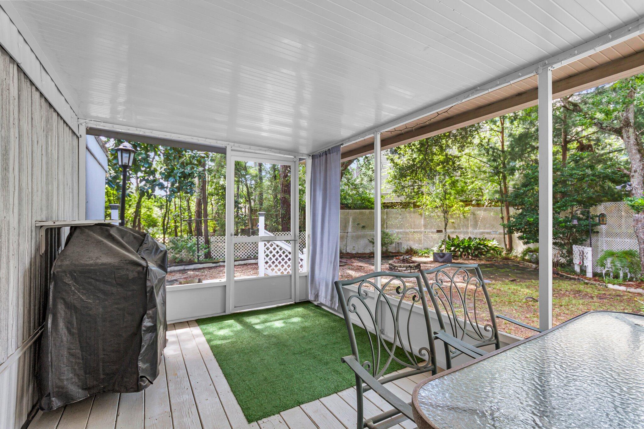 2 Sarah Lane Fort Walton Beach, FL 32547 - Photo 33 of 41 a balcony with furniture and a garden