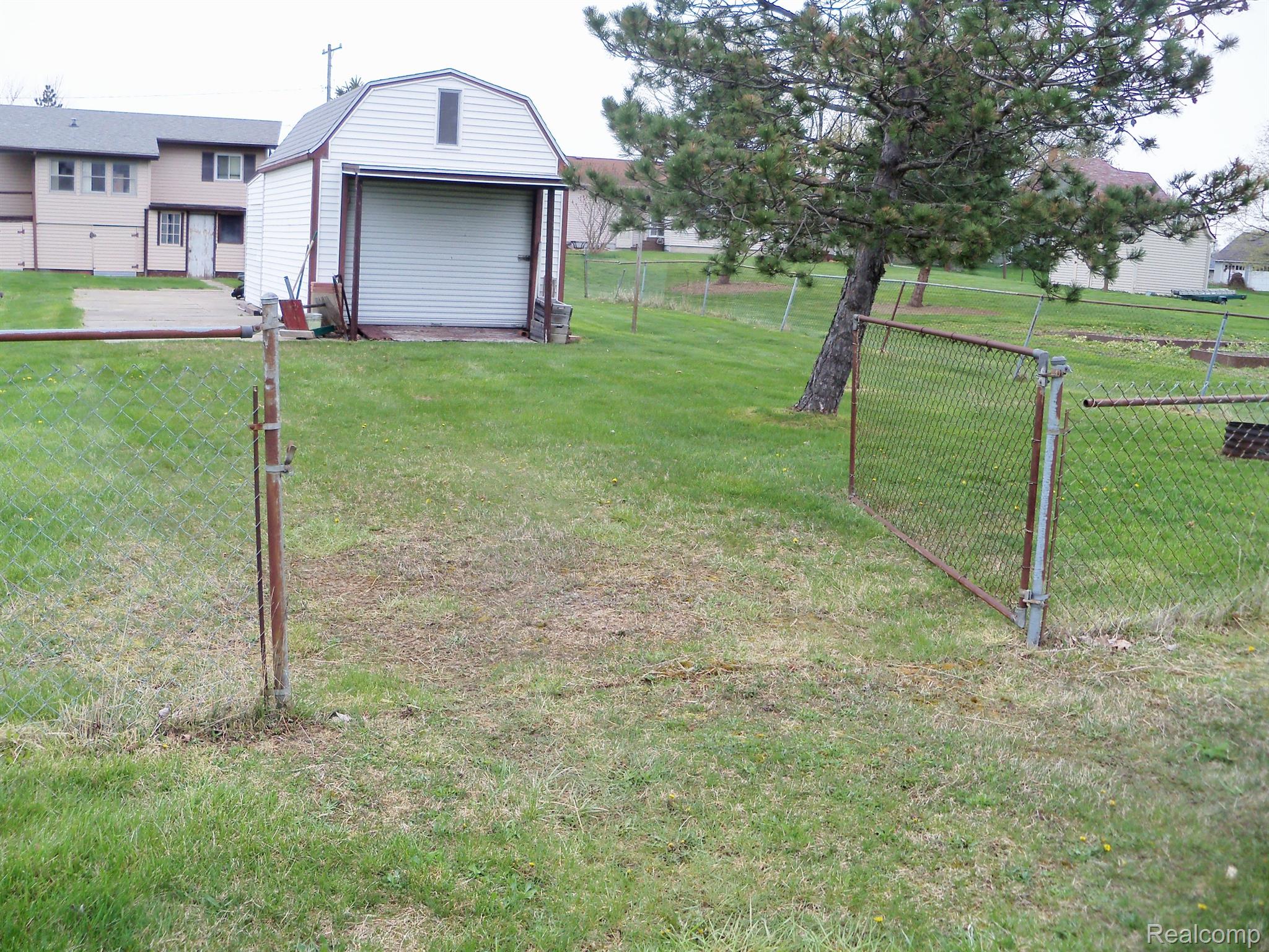 10418 Lansing Road Durand, MI 48429 - Photo 7 of 26 Rear Drive way gate