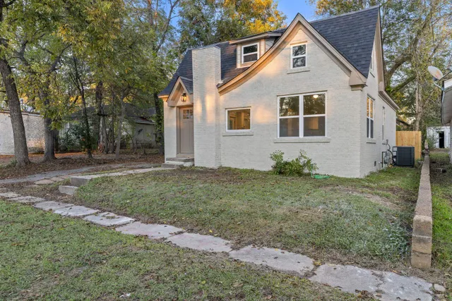 a view of a house with a yard