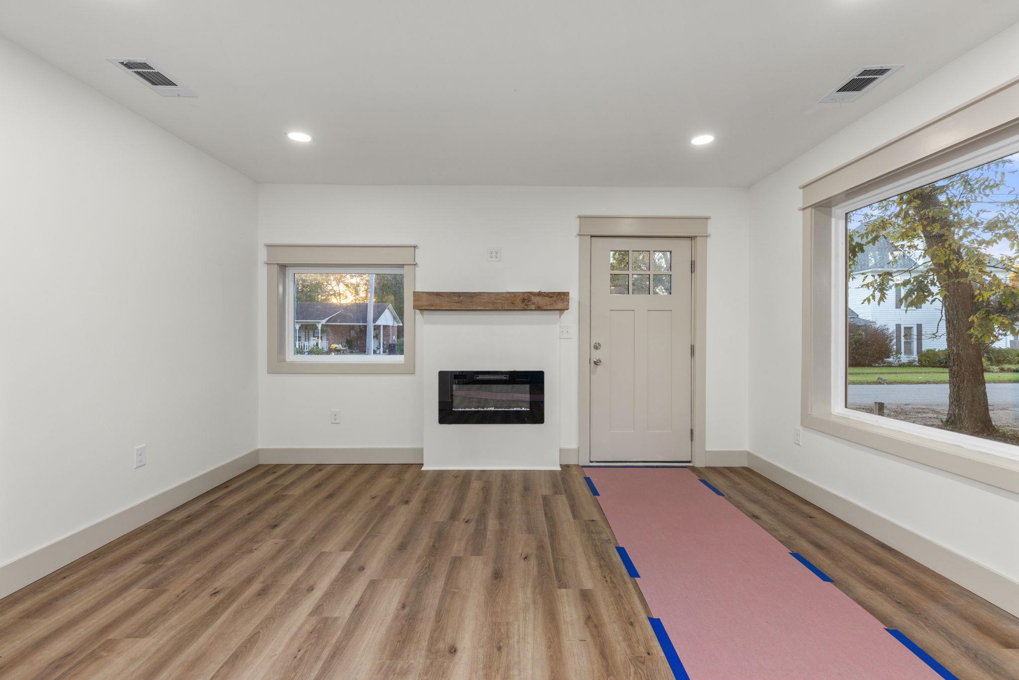 1008 North Madison Street Corinth, MS 38834 - Photo 5 of 33 an empty room with windows