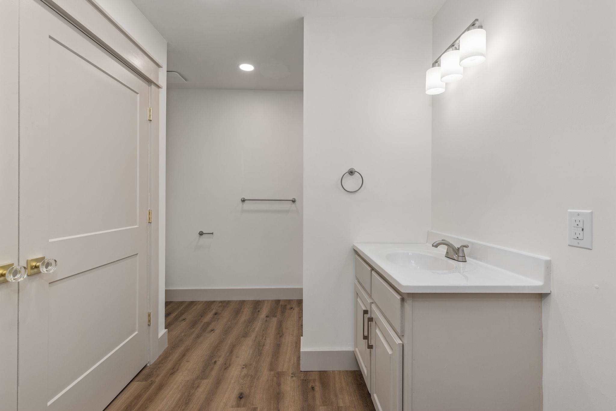 1008 North Madison Street Corinth, MS 38834 - Photo 10 of 33 a bathroom with a sink a mirror and vanity