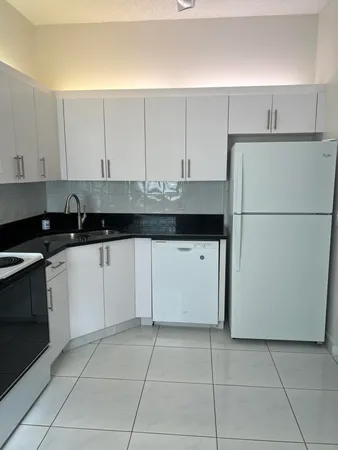 $2,500 | 5275 Europa Drive, Unit I, Boynton Beach, FL 33437